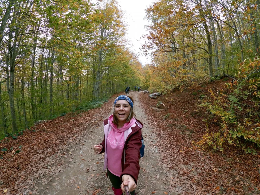 Istranca (Yıldız) Dağları, İstanbul’un hemen yanı başında, Trakya’nın kuzeyini bir duvar gibi saran ve Karadeniz'e paralel uzanan muazzam bir doğa harikasıdır. Burası sadece bir dağ silsilesi değil, Avrupa’nın en iyi korunmuş doğal alanlarından biri ve nadir görülen ekosistemlerin ev sahibidir. Kırklareli’nde yer alan Istranca Dağları, Balkanlar’dan gelen serin havası ve sık kayın ormanlarıyla bilinir.