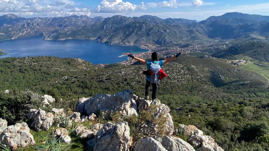Karia Yolu, Türkiye’nin en uzun (yaklaşık 850 km) ve en çeşitli manzaralarına sahip antik yürüyüş rotasıdır. İsmini antik çağda bu bölgede hüküm sürmüş Karia medeniyetinden alan yol, Muğla ve Aydın illerini kapsayan devasa bir coğrafyaya yayılır.