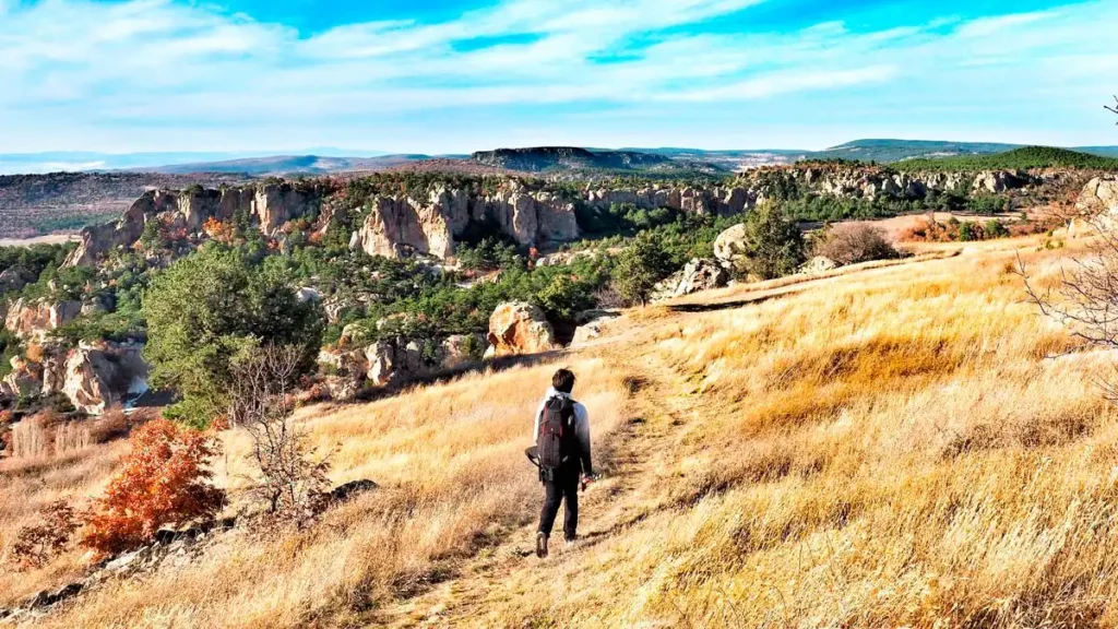 Frig Yolu’nu özel kılan, Kapadokya’yı andıran volkanik yapısıdır. Binlerce yıl önce püsküren tüf kayalar, Frigler tarafından oyularak devasa anıtlara, kalelere ve ibadethanelere dönüştürülmüştür. Eskişehir, Afyonkarahisar ve Kütahya üçgeninde yayılan Frig Yolu, yaklaşık 3000 yıllık bir tarihin izlerini taşır.